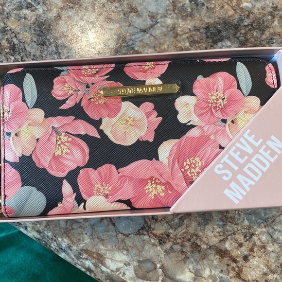 Steve Madden Floral Wallet - Picture 4 of 4